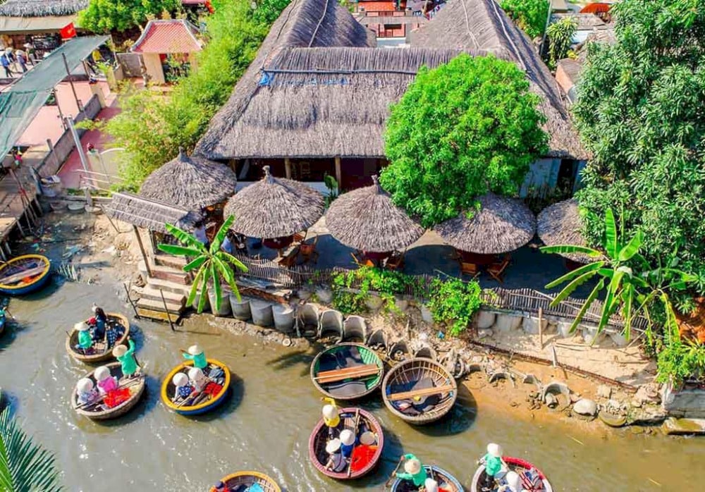 Discover the delicious cuisine at Dua Bay Mau Restaurant